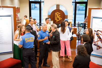 L’église de Scientology de Harlem donne des visites guidées à la police de New York et à des directeurs d'associations.