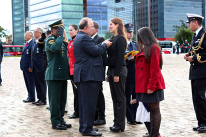 Sandra Poveda reçoit une médaille de mérite du ministère de la défense de la Colombie.
